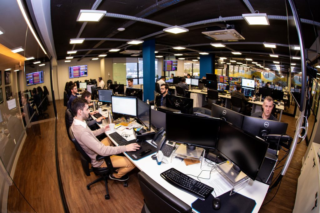 Equipe da SOMMA Investimentos trabalhando em ambiente corporativo no escritório.