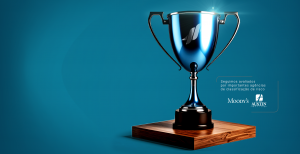 Troféu representando conquista e reconhecimento institucional da SOMMA Investimentos.
